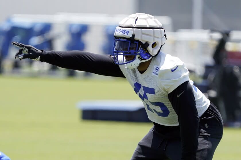 Los Angeles Rams linebacker Bobby Wagner directs the defense at the NFL football team's practice facility, Thursday, May 26, 2022, in Thousand Oaks, Calif. (AP Photo/Marcio Jose Sanchez)