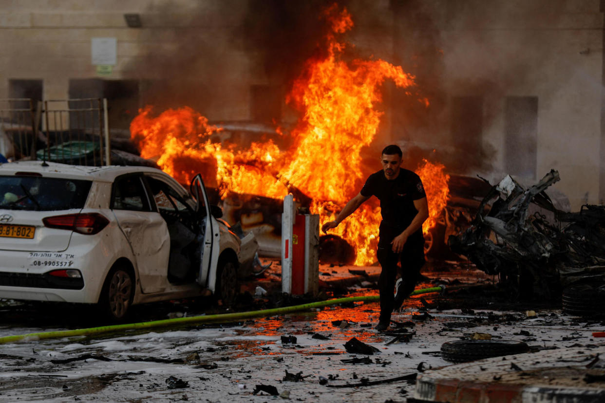 Sirens warning of incoming rockets sound around Gaza, near Tel Aviv (Amir Cohen / Reuters)