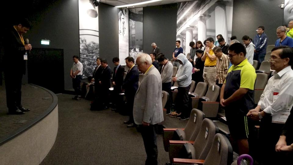 台灣教授協會會長賴振昌在美麗島事件40週年紀念研討會上，帶領眾人哀悼史明病逝。(陳國維 攝)