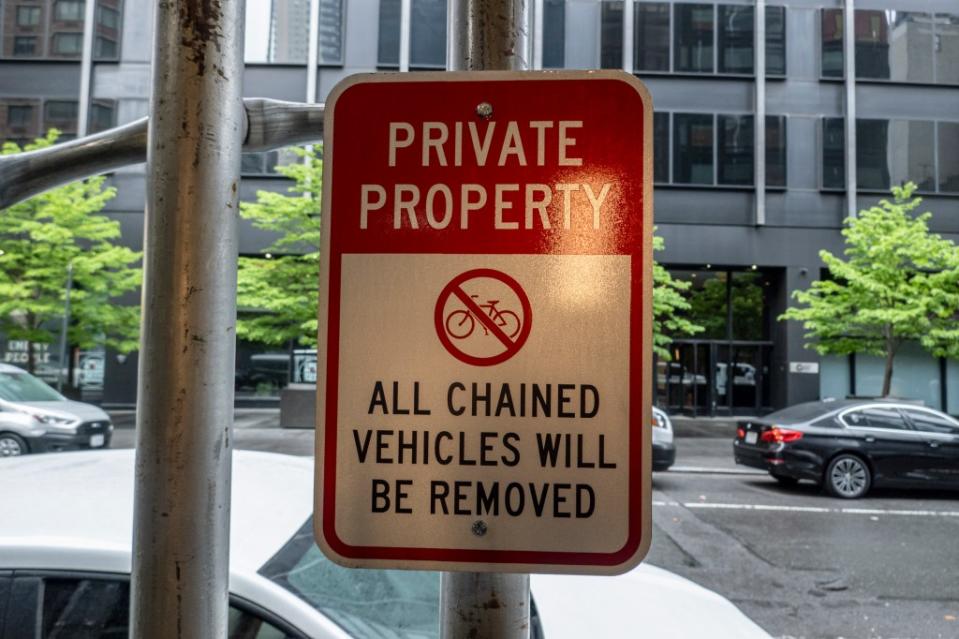 A sign placed at the lobby entrance last week warned that motor bikes chained to scaffolding and poles in front of the hotel would be cut and removed. LP Media