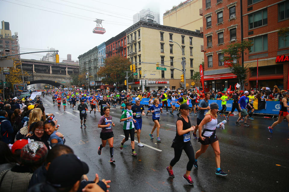 <p>A pack of runners reach First Ave. just past mile 16 of the 2017 New York City Marathon, Nov. 5, 2017. (Photo: Gordon Donovan/Yahoo News) </p>