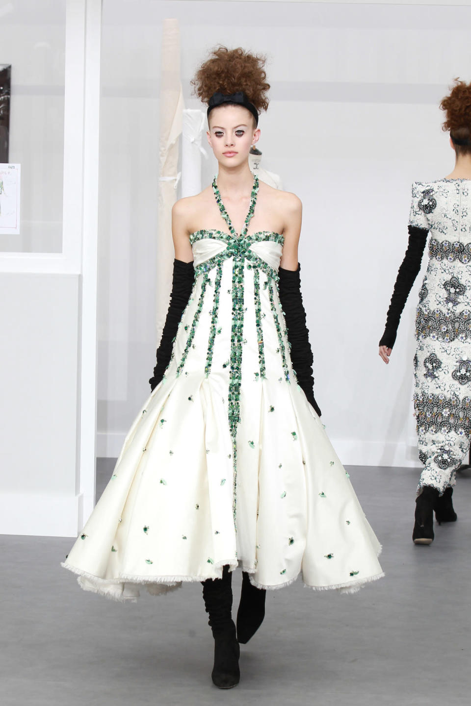 Coupe très féminine pour cette robe blanche avec broderie verte.