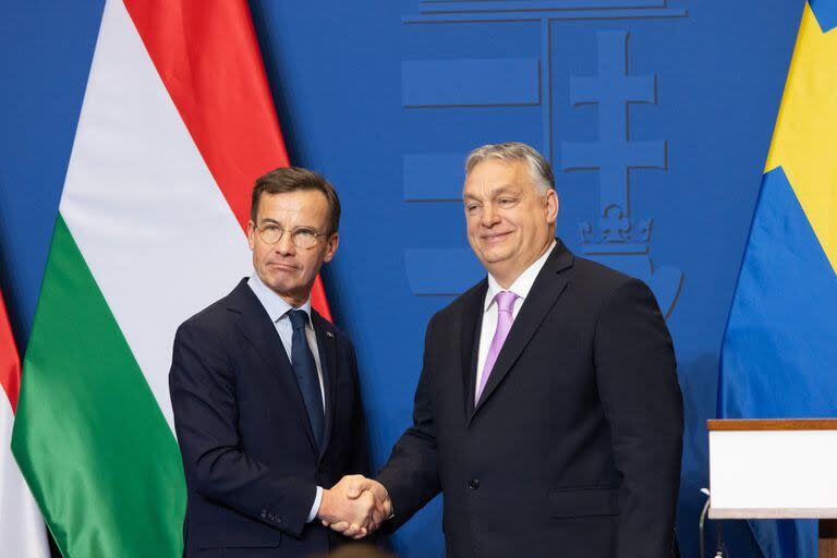 Imagen del 23 de febrero de 2024 del primer ministro húngaro, Viktor Orban (d), estrechando la mano con el primer ministro sueco, Ulf Kristersson, durante una conferencia de prensa conjunta después de una reunión bilateral, en Budapest, Hungría. 