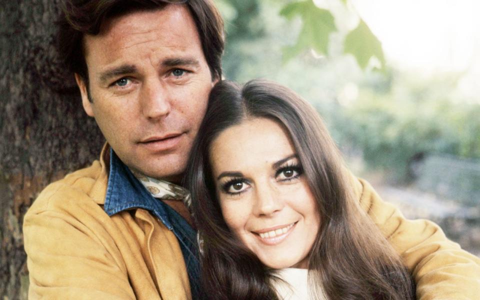 <p>Ihr Tod wird wohl für immer ein Mysterium bleiben: Natalie Wood ("West Side Story") unternahm im November 1981 gemeinsam mit Ehemann Robert Wagner (Bild, "Hart aber herzlich") und Co-Star Christopher Walken, mit dem sie gerade "Projekt Brainstorm" drehte, einen Bootsausflug, von dem sie nicht lebend zurückkehren sollte ... (Bild: Silver Screen Collection/Getty Images)</p> 