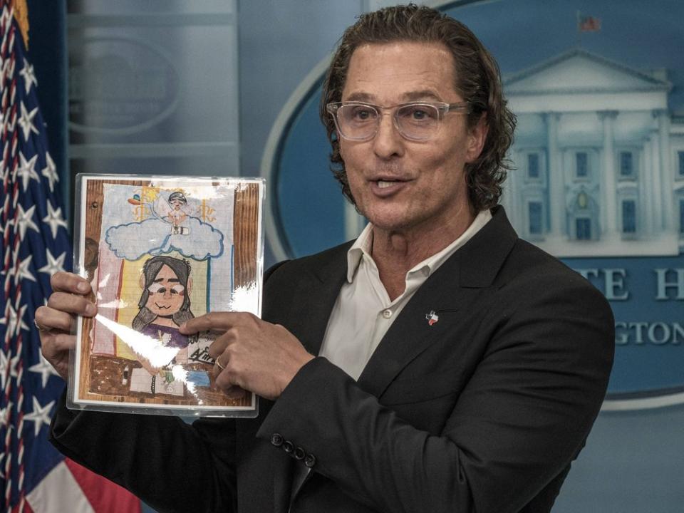 Matthew McConaughey zeigt ein Bild der zehnjährigen Alithia Ramirez, die bei dem Attentat in Uvalde ums Leben gekommen ist. (Bild: imago/UPI Photo)