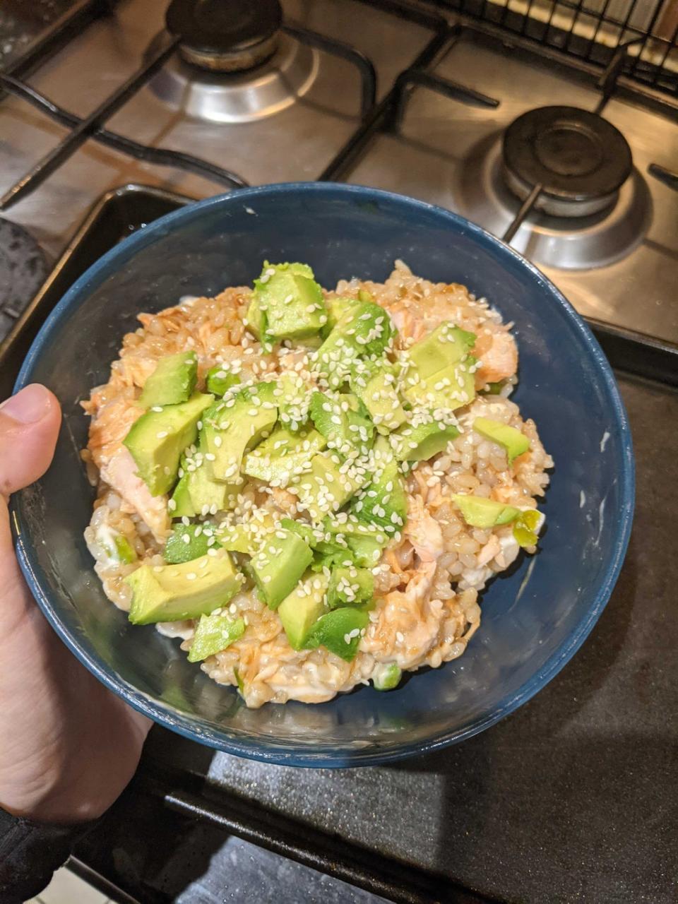 El bowl de arroz con salmón de TikTok, preparado por Laura Hampson (Laura Hampson)