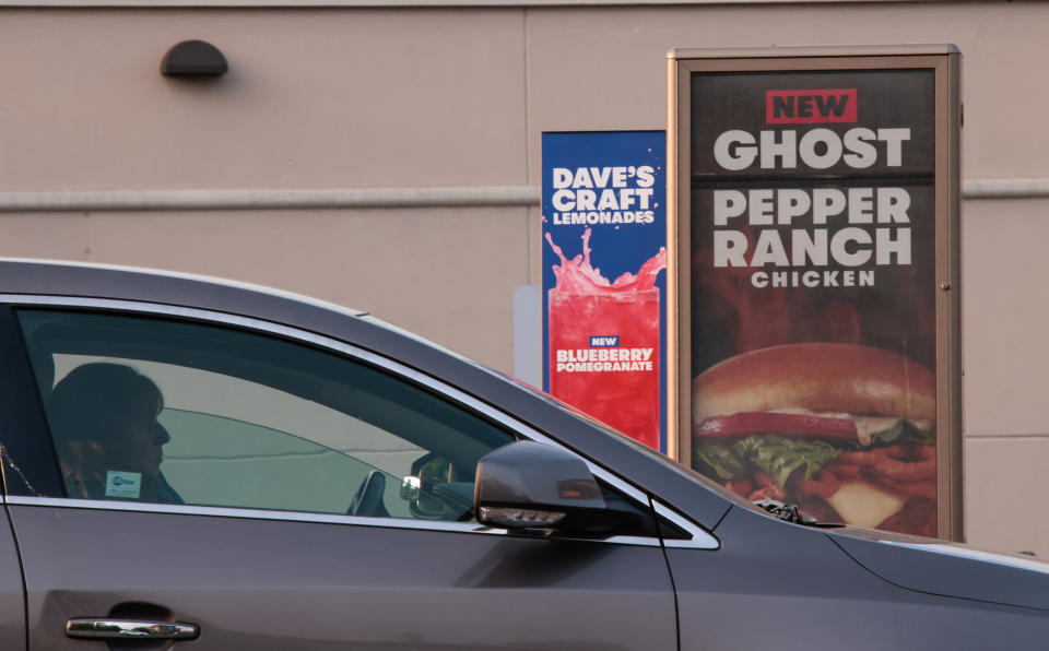 Vista exterior de un restaurante Wendys el 17 de abril de 2023 en Rutherford New Jersey. Wendys comenzará a probar un sistema de pedidos impulsado por IA impulsado por el software de IA de Google Clouds que hará que los clientes hablen con una computadora para reducir los costos de mano de obra. (Foto de Kena Betancur/VIEWpress)