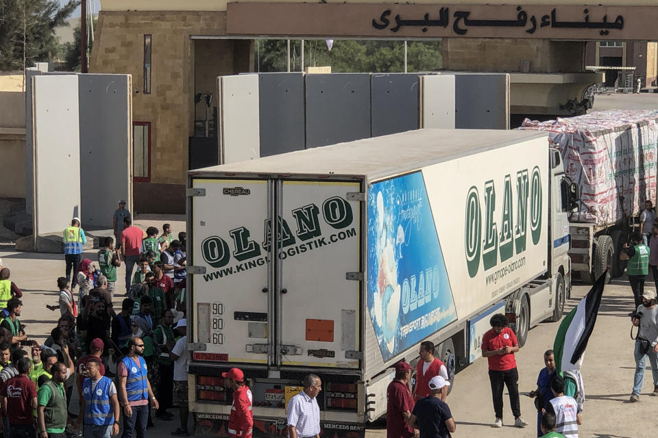 Die ersten Lastwagen mit Hilfsgütern für den Gaza-Streifen passieren den Grenzübergang Rafah zwischen Ãgypten und dem Gaza-Streifen (Bild: Amr Adel/dpa)