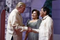 <p>Trump saluda a Duterte y a su mujer Honeylet Avancena. EFE/EPA/ALEX ELLINGHAUSEN </p>