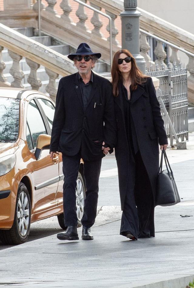 Tim Burton y Monica Bellucci paseando de la mano por las calles de Madrid.