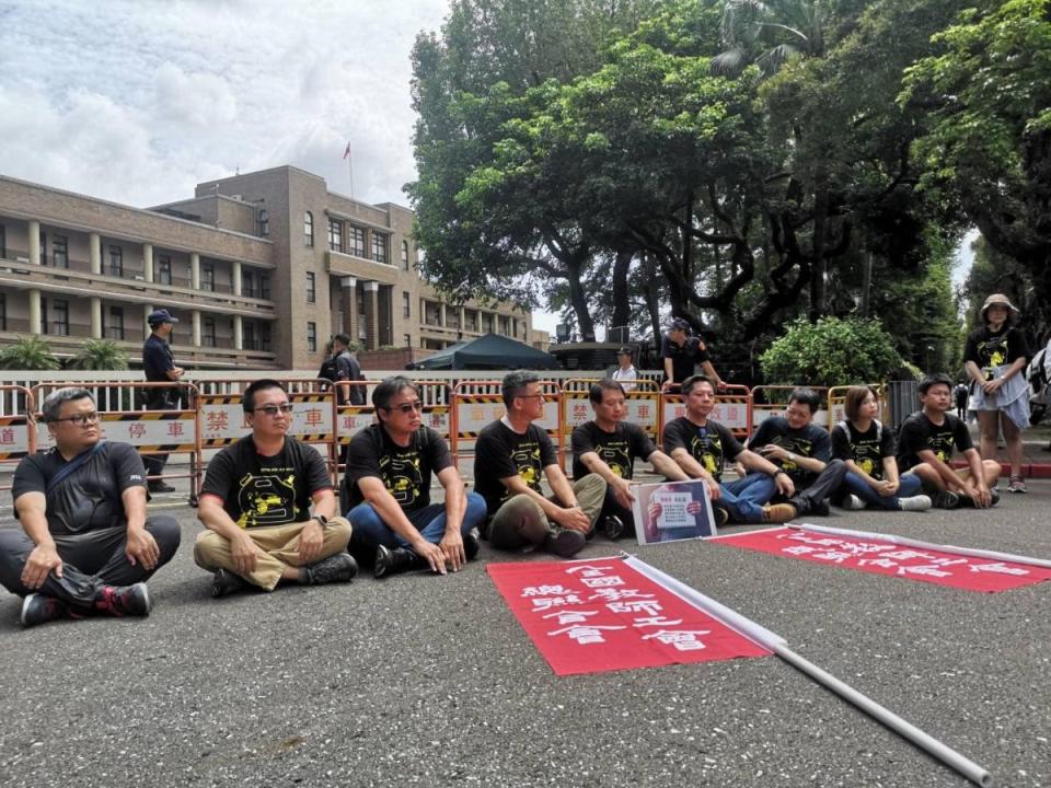 不滿公教退撫撥補不足，全教總理事長侯俊良宣布絕食抗議。（圖：苗栗縣各級學校產業工會）