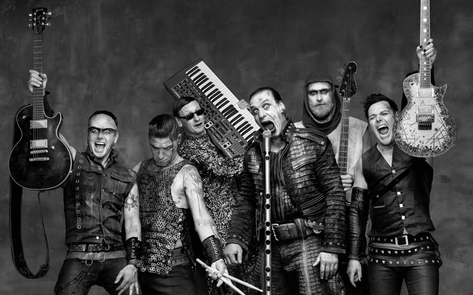 Egal ob Berlin, New York, Moskau oder Tokio: Rammstein gehören zu den wenigen deutschen Bands, die man wirklich auf der ganzen Welt kennt. Über 20 Millionen Tonträger wurden bereits verkauft. Die große Stadiontour durch Europa wurde Corona-bedingt zuletzt wieder verschoben, dafür arbeitet die Band gerade an einem neuen Album. (Bild: Olaf Heine)