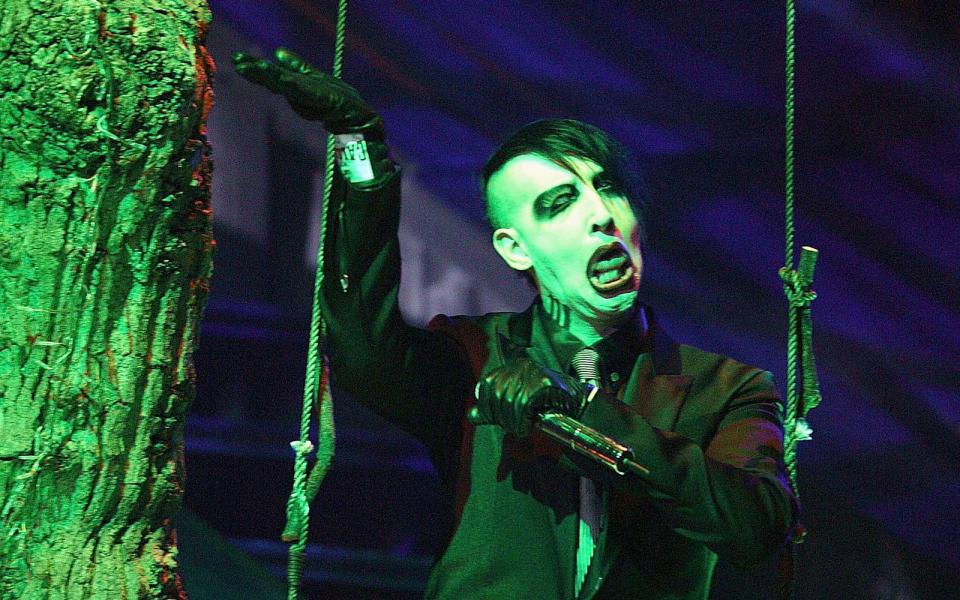 Rockmusik, Schminke und ein weiblicher Künstlername: Es gibt einige Parallelen zwischen Alice Cooper und Marilyn Manson (Bild), Cooper war aber nie ein großer Fan seines jüngeren Schock-Rock-Kollegen. Im "FHM"-Interview stichelte er einst: "Manson ist doch armselig. Von der Musik bis zur Namensidee hat er alles von mir abgekupfert." (Bild: Getty Images/Jo Hale)