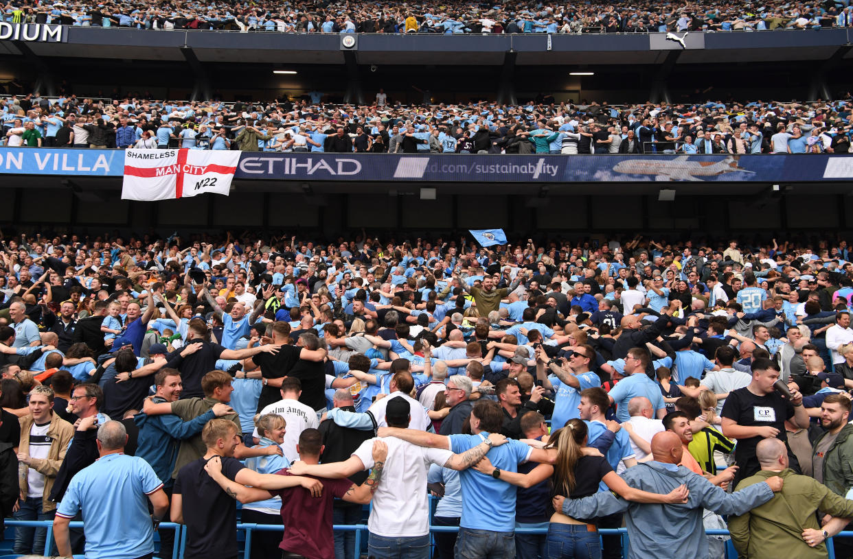 Los fans del Manchester City celebran el triunfo en la Premier League en las gradas del Etihad Stadium. (Foto: Stu Forster / Getty Images).