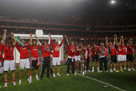 Benfica's players celebrate with the trophy after beating Olhanense and winning the Portuguese Premier League title at Luz stadium in Lisbon April 20, 2014. REUTERS/Hugo Correia