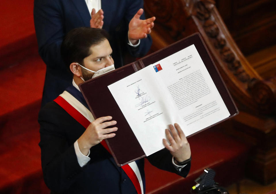 Presidente do Chile, Gabriel Boric, recebeu nova proposta de Constituição; texto fala em garantia ao aborto legal (Foto: JAVIER TORRES/AFP via Getty Images)