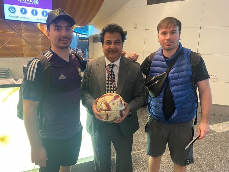 Ignacio y Juan Soto junto al vicepresidente de la aerolínea Qatar Airways