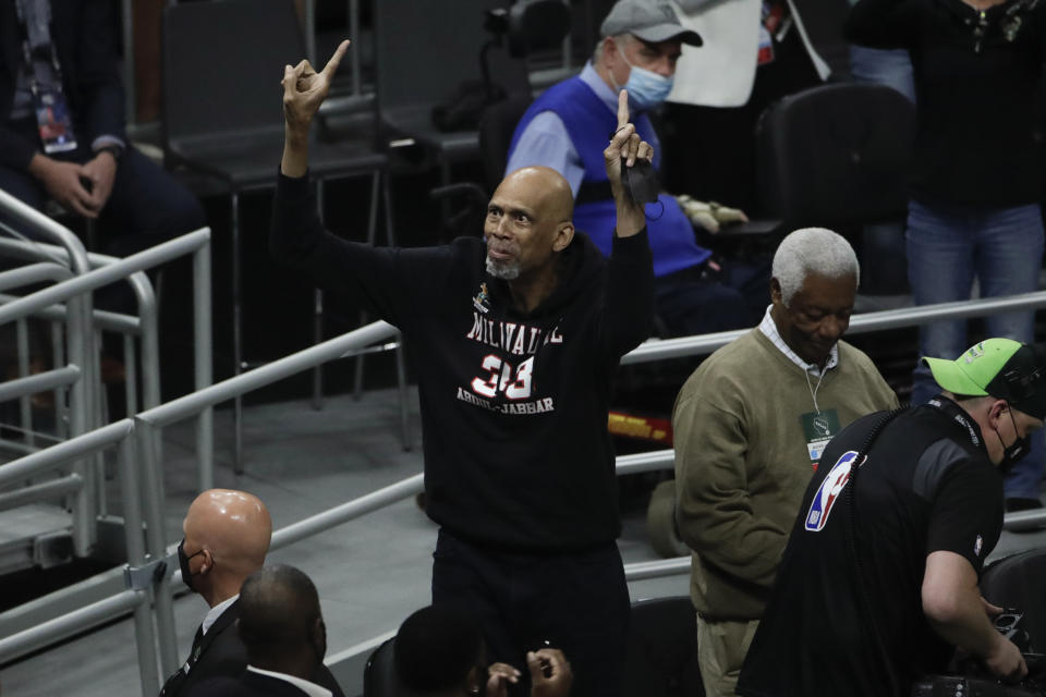 ARCHIVO - Kareem Abdul-Jabbar reacciona durante el juego 4 de las finales de la NBA entre los Bucks de Milwaukee y los Suns de Phoenix el 14 de julio del 2021. (AP Foto/Aaron Gash, Archivo)