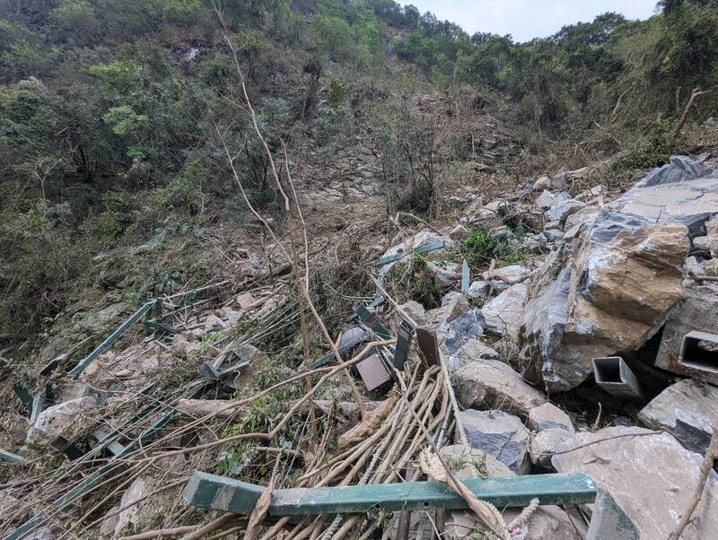 花蓮強震  刷坡女工沒躲過落石 0403強震造成花蓮13死200多人受傷，其中1名刷坡女 工人在中橫被落石砸中身亡，吉安鄉長游淑貞8日慰 問罹難者家屬並表示，公所將肩負起0403強震全鄉罹 難者生命禮儀服務，期盼家屬節哀順變。圖為太魯閣 國家公園落石情況。 （太管處提供） 中央社記者李先鳳傳真  113年4月8日 