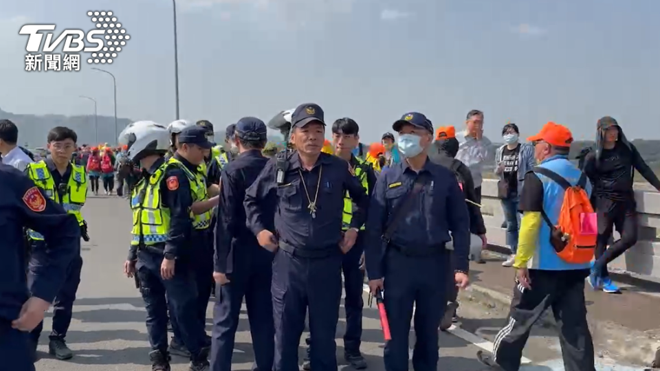 斗六警分局在彰雲大橋待命。（圖／民眾提供）