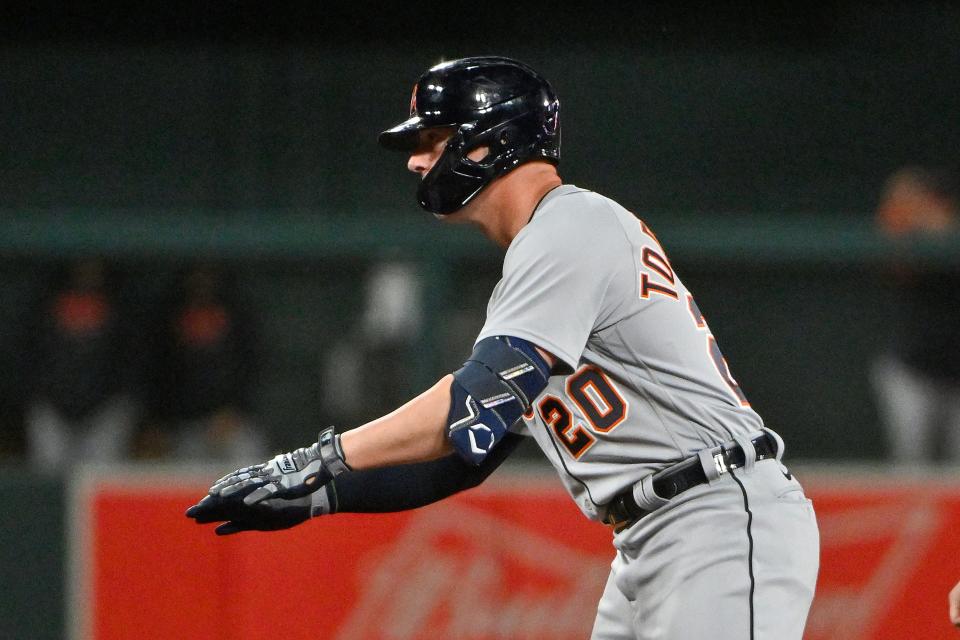 El primera base de los Tigres de Detroit, Spencer Torkelson (20), reacciona después de conectar un doble de una carrera contra los Cardenales de San Luis durante la séptima entrada en el Busch Stadium en San Luis el viernes 5 de mayo de 2023.