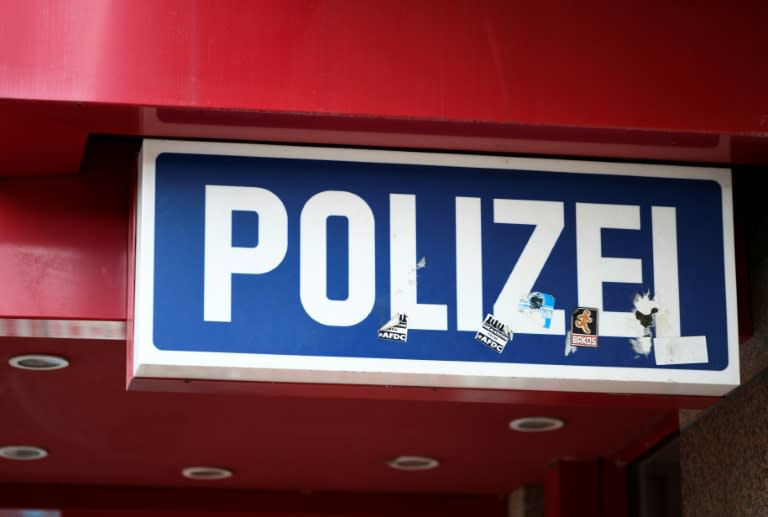 In Hamburg ist ein 32-Jähriger in Polizeigewahrsam gestorben. Wie die Polizei in der Hansestadt mitteilte, wurde er von Beamten leblos in einer Sammelzelle in einer Polizeiwache entdeckt. (INA FASSBENDER)