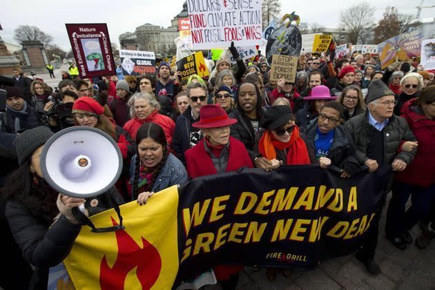 <p>Emmené par Jane Fonda, le collectif "Fire Drill Friday" a manifesté sur les marches du Capitole américain vendredi. Certains manifestants dont Joaquin Phoenix ont été arrêtés par les forces de l’ordre.</p>