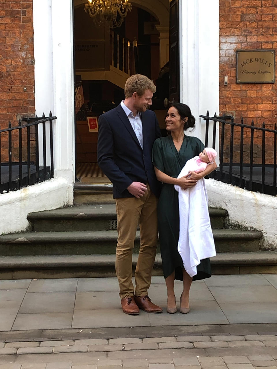 Ein weiteres Baby könnte das Geschäft von Royal-Doubles wie Henry Morley and Susana Santana - hier als Mama Meghan - wieder ankurbeln (Bild: Mercury Press)