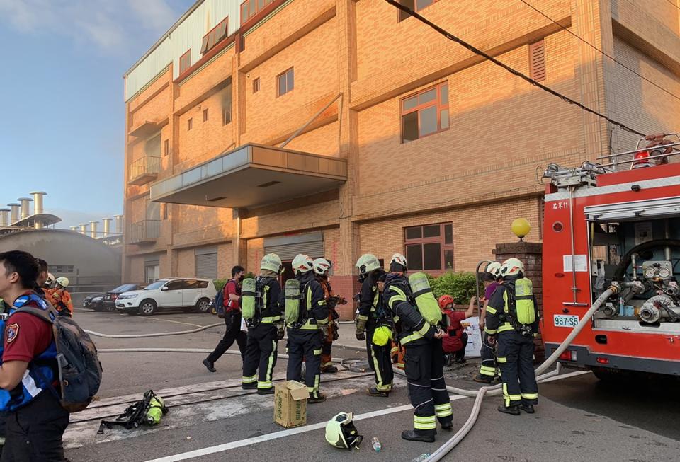 桃園市八德區6日下午發生工廠火警，2人受困火場，桃園市消防局獲報趕抵現場救人，其中一人意識清楚，另一名李姓男子則已無呼吸心跳，緊急送醫仍宣告不治。（桃園市消防局提供）