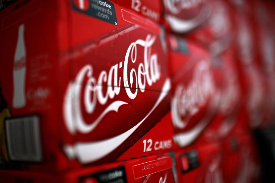 <b>Coca Cola</b><br><br>Todo empezó cuando un farmacéutico, John Pemberton, inventó un jarabe y lo llevó a una farmacia que la vendió por cinco centavos cada vaso. Tras ello, puso un anuncio en el periódico con un dibujo a mano donde se podía leer Coca-Cola, y fue todo un éxito: durante el primer año se vendieron nueve bebidas al día. Hoy en día se venden 1.600 billones.