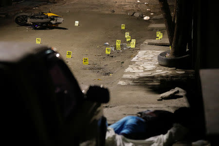 A man lies dead after a shooting in San Pedro Sula, Honduras, June 2, 2018. REUTERS/Edgard Garrido