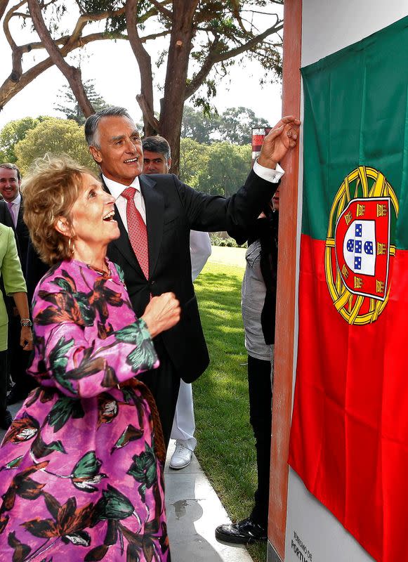 FOTO DE ARCHIVO. La artista portuguesa Paula Rego (izq.) y el expresidente Anibal Cavaco Silva inauguran la nueva galería de la artista, Casa das Historias, en Cascais