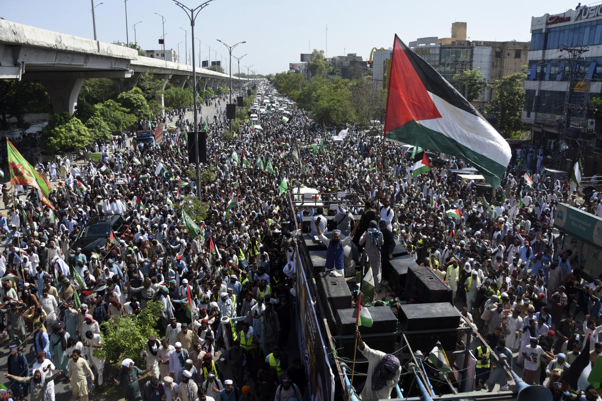 Thousands of Islamists rally near the Pakistani capital to denounce Israeli strikes in Gaza