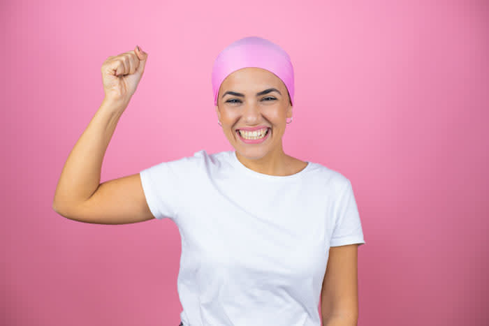 mujer con pañuelo contra el cáncer