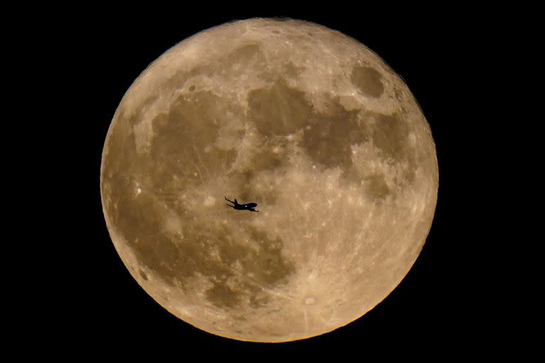 Un avión pasa frente a una superluna, el 13 de julio de 2022, en Milwaukee. (AP Foto Archivo/Morry Gash, Archivo)