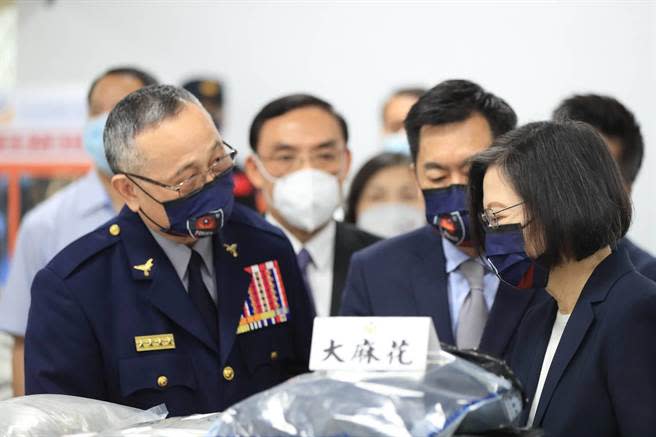 蔡英文總統（右）聽取警政署長陳家欽（左）等人為她做的毒品查緝專案簡報。（警政署提供）