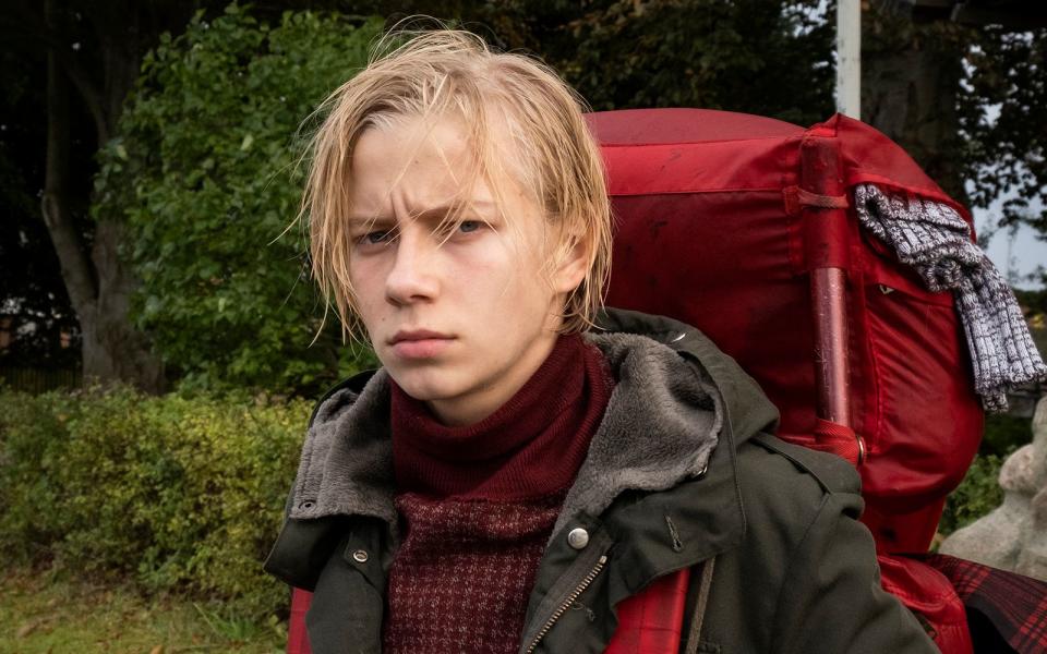 Gerade macht er Abitur, auch will er nicht unbedingt Schauspieler werden: Axel Milbergs Sohn August. Seine erste und bislang einzige Schauspielerfahrung machte er 2019 beim Dreh vom "Tatort: Borowski und der Schatten des Mondes". Der sehr starke NDR-Krimi lag ungewöhnlich lange herum - und wird erst jetzt gesendet. (Bild: NDR / Christine Schroeder)