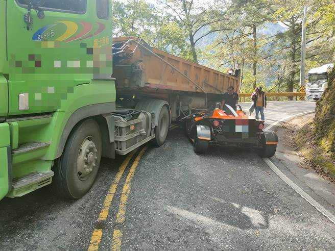 跑車車頭插入砂石車底，車輛毀損嚴重，雙方酒測值為0，幸無人傷亡。（圖／民眾提供）