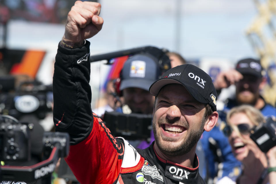 El mexicano Daniel Suárez festeja su victoria en la NASCAR Cup Series en Sonoma, California, el domingo 12 de junio de 2022. (AP Foto/D. Ross Cameron)