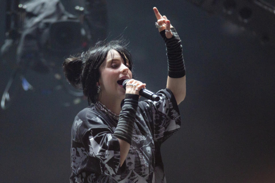 ARCHIVO - Billie Eilish durante su presentación en el escenario Pyramid en el Festival de Glastonbury en Somerset, Inglaterra, el 24 de junio de 2022. Eilish recibió seis nominaciones al Grammy el viernes 10 de noviembre de 2023. (Foto Joel C Ryan/Invision/AP, archivo)