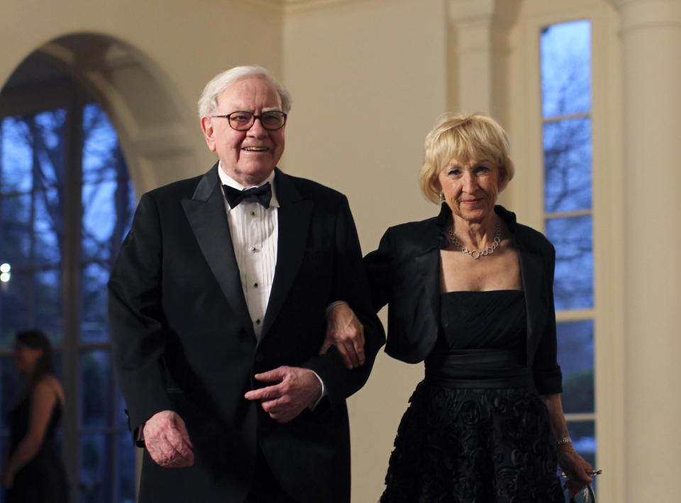 Business magnate Warren Buffett and his wife Astrid Menks arrive for a State Dinner held in honor of Britain's Prime Minister David Cameron and his wife Samantha at the White House in Washington March 14, 2012.  REUTERS/Benjamin Myers (UNITED STATES MEDIA - Tags: POLITICS BUSINESS) - GM1E83F0QBU01