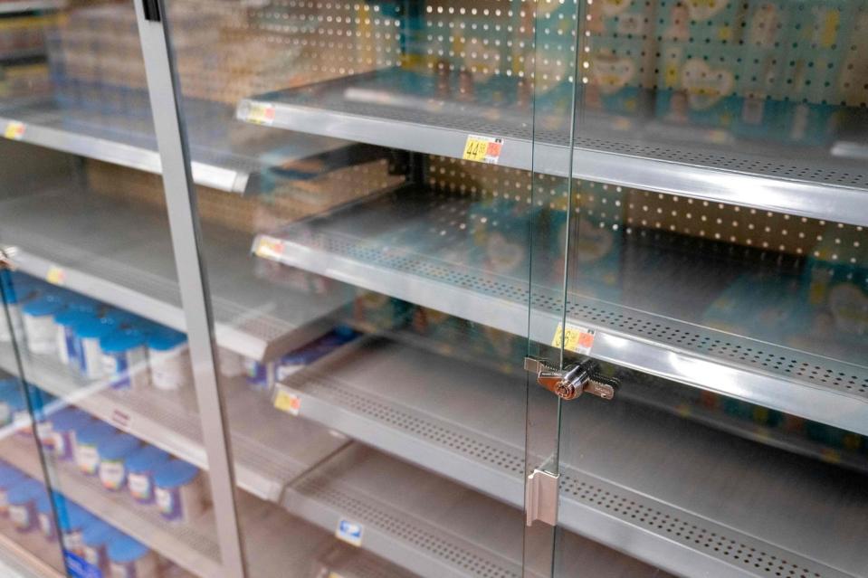 <span class="caption">No hay una fórmula fácil.</span> <span class="attribution"><a class="link " href="https://www.gettyimages.com/detail/news-photo/grocery-store-shelves-where-baby-formula-is-typically-news-photo/1240603860?adppopup=true" rel="nofollow noopener" target="_blank" data-ylk="slk:Stefani Reynolds / AFP via Getty Images;elm:context_link;itc:0;sec:content-canvas">Stefani Reynolds / AFP via Getty Images</a></span>