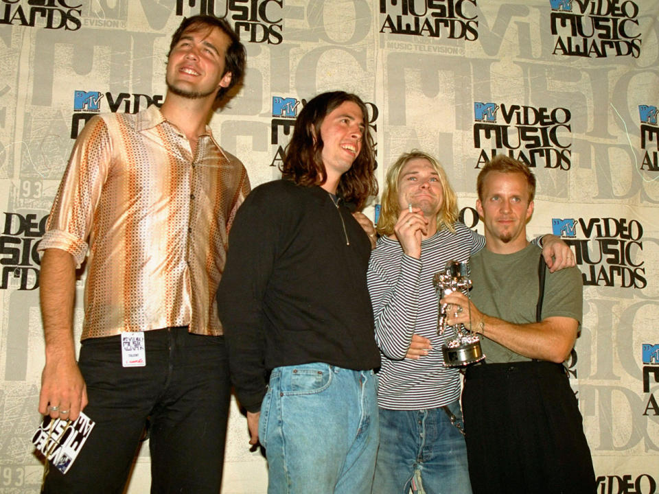 In einem Interview mit dem "Rolling Stone" sagte Nirvana-Frontmann Kurt Cobain 1993: "Es ist beinahe peinlich ['Smells Like Teen Spirit'] zu spielen. Jeder hat sich so auf diesen Song eingeschossen. Der Grund, warum er so viele anspricht, ist, dass die Leute ihn Millionen Mal bei MTV gesehen haben. Er wurde in ihre Gehirne eingehämmert… Ich kann es, besonders an einem schlechten Tag, kaum ertragen, 'Teen Spirit' zu spielen. Ich will buchstäblich meine Gitarre wegwerfen und einfach weggehen." (Bild-Copyright: Mark J. Terrill/AP Photo)