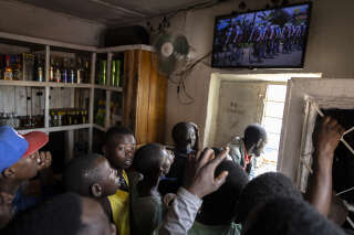 Le 25 février, à Kigali, les supporteurs se rassemblent pour suivre la dernière étape de la 16ᵉ édition du Tour du Rwanda. “Ne demandez pas aux gens s’ils connaissent van Aert, mais par contre ils suivent le Tour national à la radio. Cette ferveur, c’est fantastique !” se réjouit David Louvet dans “Le Soir”. . PHOTO GUILLEM SARTORIO/AFP