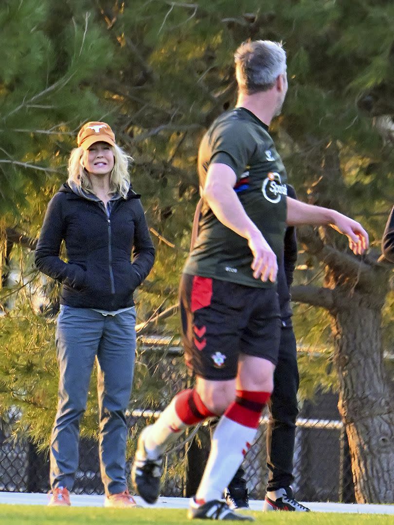 Renee Zellweger llevó a sus perros a un partido de fútbol en el que participaba su novio, Ant Anstead, en el condado de Orange, California. Muy entusiasmada, se mantuvo a un costado de la cancha y no dudó en alentar al conductor inglés