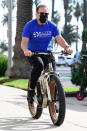 <p>Arnold Schwarzenegger is spotted wearing a face mask and riding his bicycle in Santa Monica, California.</p>