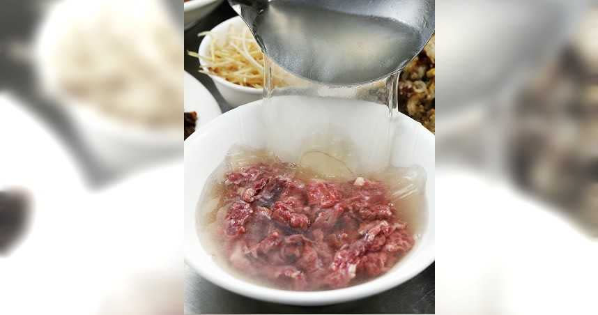 「鮮美牛肉湯」將滾燙的高湯澆淋在新鮮生牛肉上，顯現迷人的粉色肉質。（100元）（圖／于魯光攝）