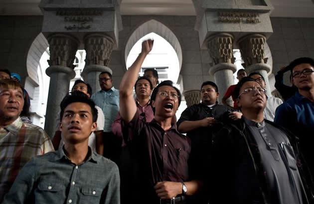 Supporters of Malaysian opposition leader Anwar Ibrahim shout slogans outside the Court of Appeal in Putrajaya outside Kuala Lumpur on 7 March 2014. (AFP photo)