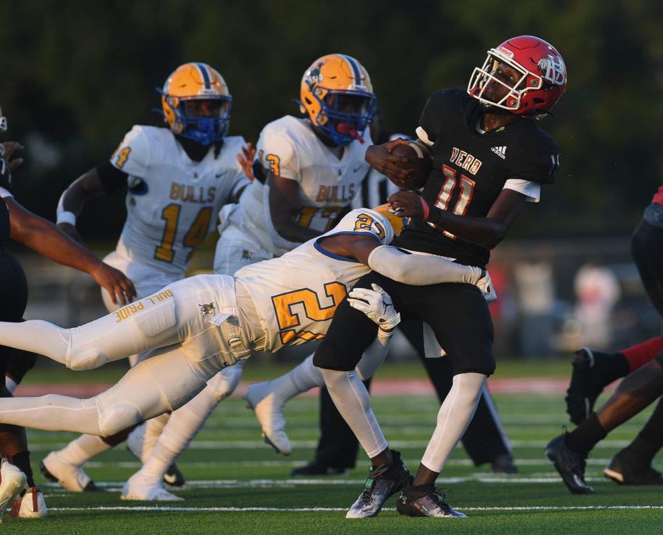 Vero Beach’s Efrem White (11) catches the ball against Miami Northwestern in a high school football game, Friday, Aug. 25, 2023.