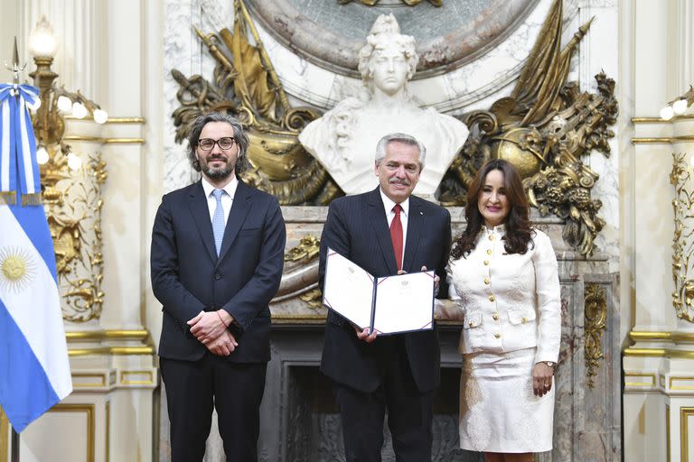 El presidente Alberto Fernández encabezó la ceremonia de recepción de las cartas de credenciales de 20 nuevos embajadores y embajadoras junto a Santiago Cafiero; en la foto, con Stella Lugo, la embajadora de Venezuela en Buenos Aires